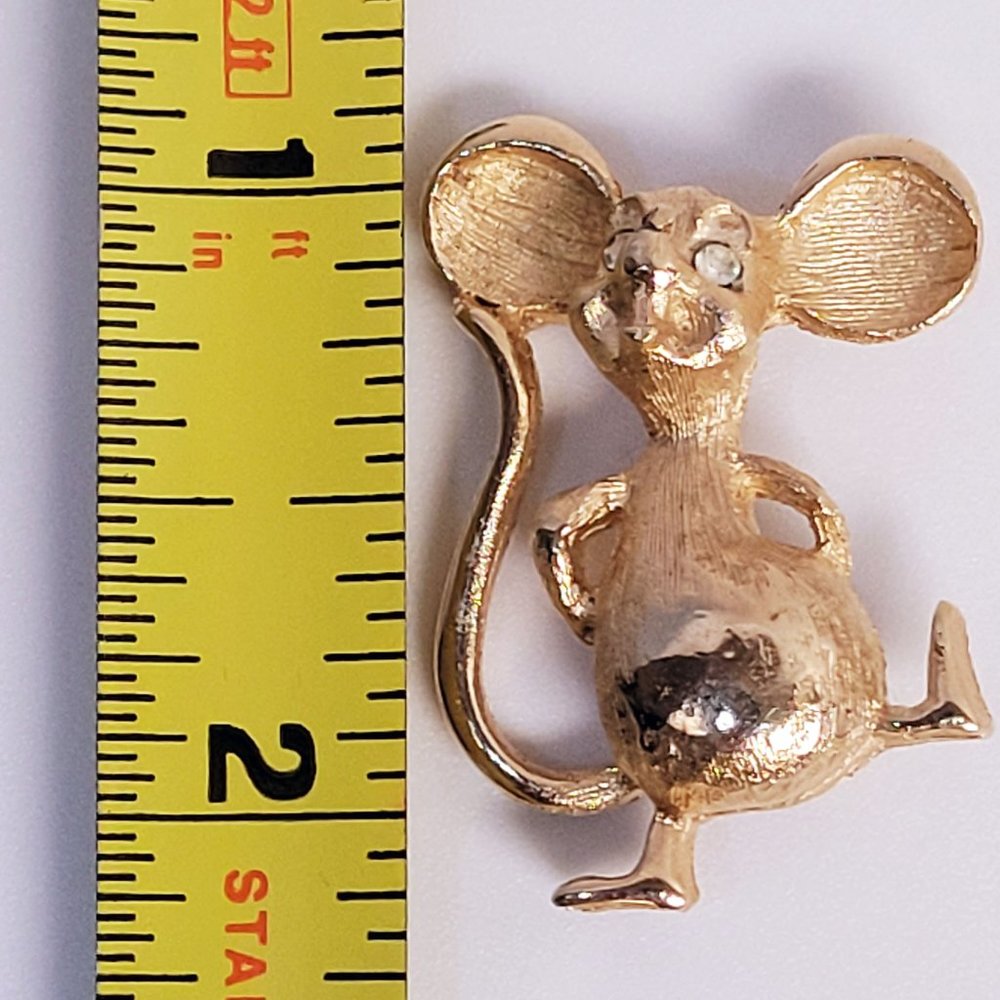 Vintage ๐๐๐๐๐๐๐ MOUSE Rhinestone Crystal Eyes Goldtone Brooch Pin Signed - Picture 8 of 10